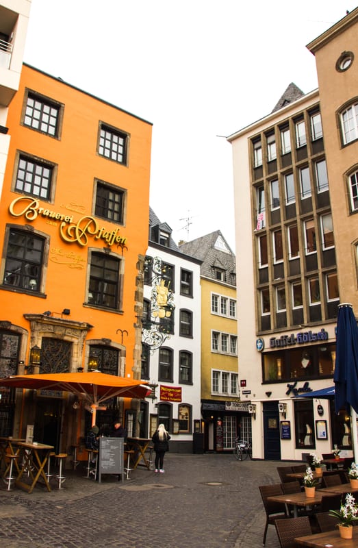 Blick aus der Praxis auf die Salzgasse im Herzen von Köln nahe Heumarkt